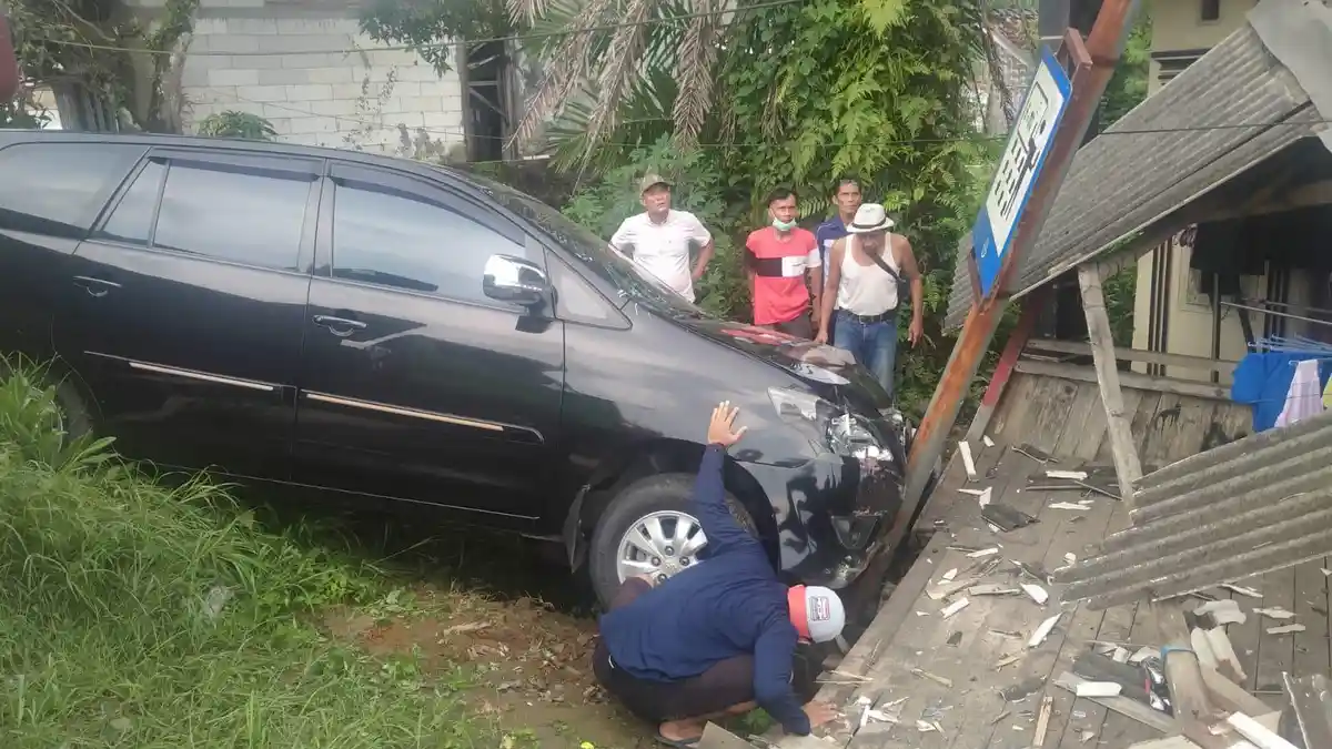 Detik-detik Mobil Avanza Tabrak Pos Ronda di Lebak Banten