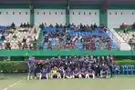 Foto-bersama-skuat-Victory-Dairi-dengan-suporter-yang-hadir-di-Stadion-Mini_.jpg