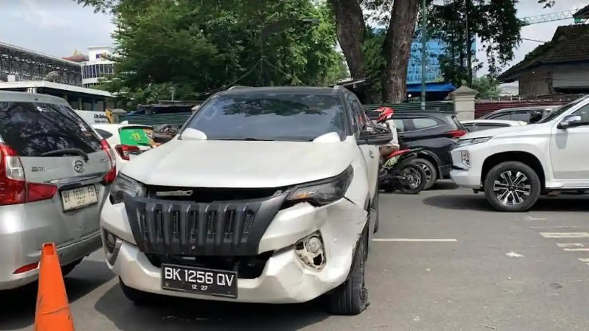 Penampakan Mobil Fortuner Diduga Milik Personel Polisi yang Dirusak Massa karena Diduga Tabrak Lari