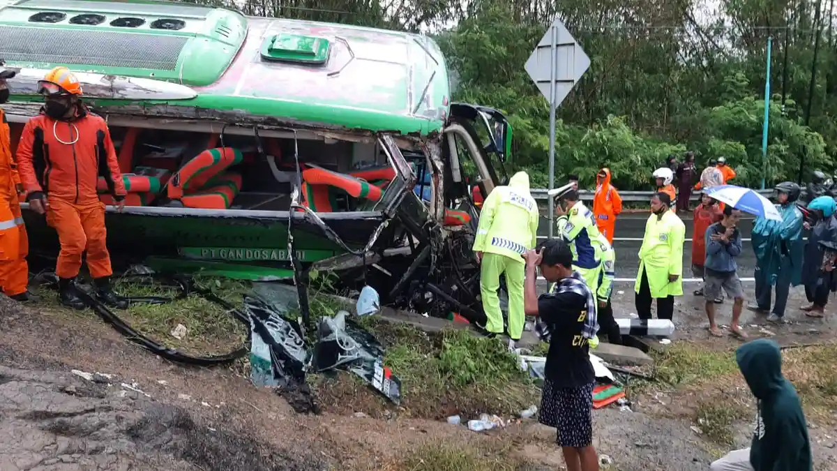 Bus Tabrak Tebing di Imogiri Bawa Karyawan Pabrik, Penumpang Sempat Turun