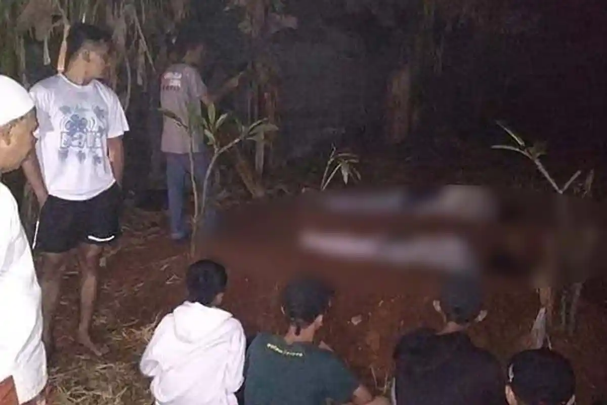 2 'Pocong' yang Mengusili Warga Menangis  Saat Dihukum Tidur di Kuburan Malam Hari