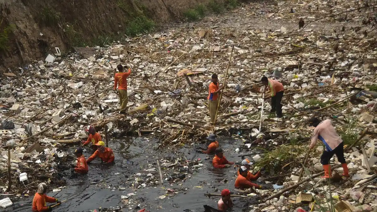 Panjang Tumpukan Sampah di Kali Jambe Jatimulya Diperkirakan Mencapai 1 Kilometer