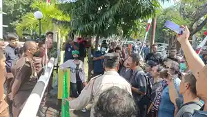 Aksi-demo-para-guru-dan-kepala-sekolah-di-Kabupaten-Sikka.jpg