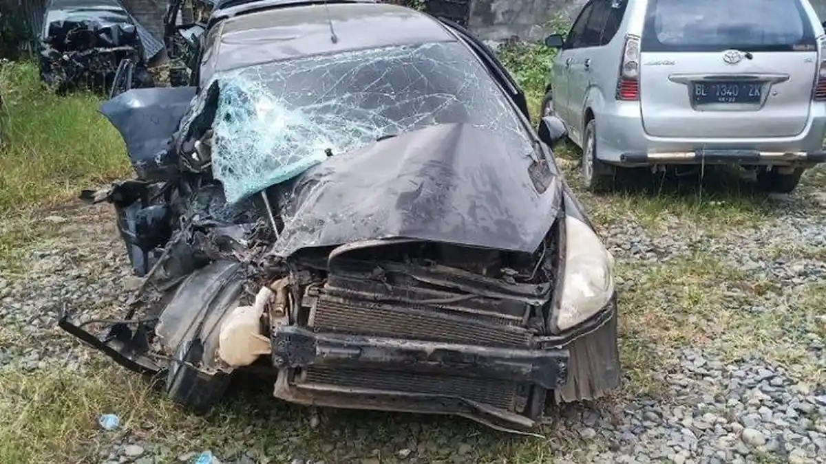 Kecelakaan Maut, Pelajar Pengemudi Honda Jazz Tewas di Tempat Usai Tabrak Truk, Mobil Hilang Kendali