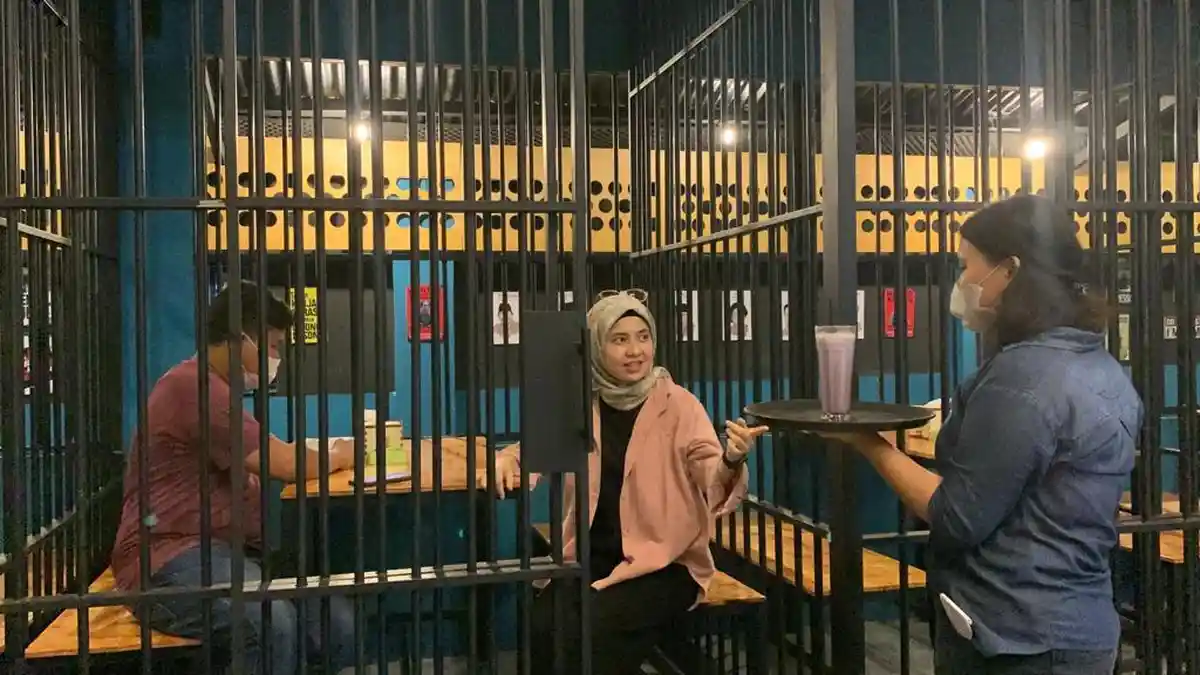Lavaz Kopi, Kafe Unik di Medan yang Tawarkan Tempat Nongkrong Seperti di Dalam Penjara di Amerika