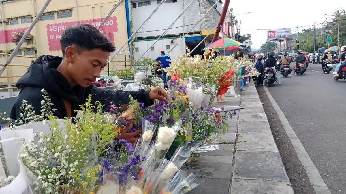 Ada Drive Thru Pedagang Bunga di Taman Endog Sumedang, Lengkap dari Sedap Malam sampai Bunga Tabur