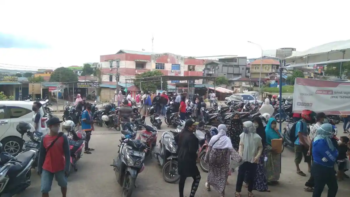 Meski Takut Corona, Warga Bengkong Tetap Berkerumun Antre BST di Kantor Pos