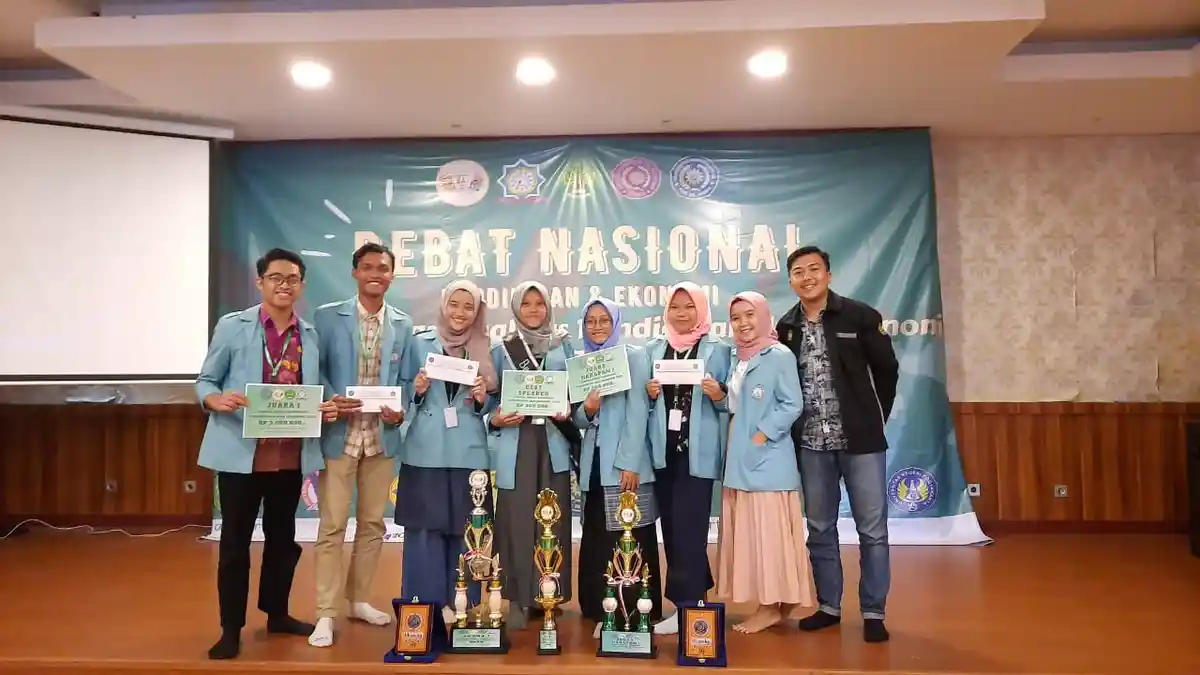 Hebat! UNS Solo Raih Juara 1 Lomba Debat Ekonomi Nasional