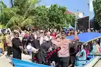 Tabur-bunga-dalam-acara-hajat-laut-di-Pantai-Timur-Pangandaran-662026-2.jpg