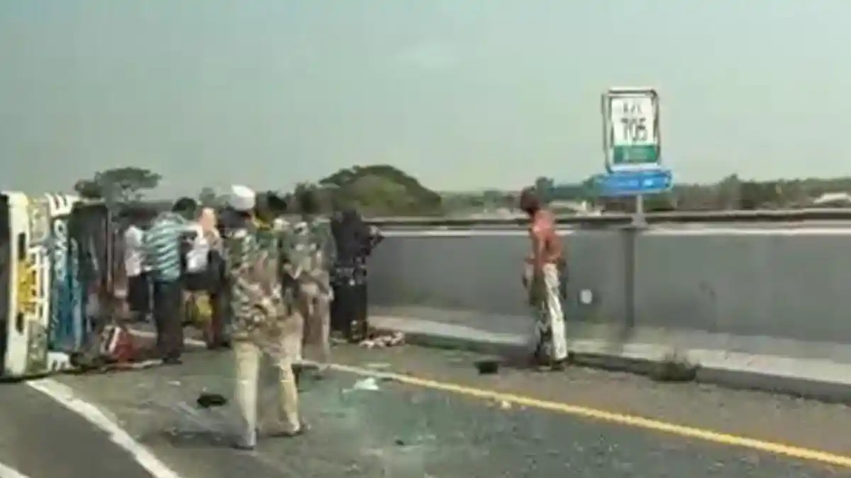 Elf Angkut Warga Sampang Madura Terguling di Tol Jombang-Mojokerto