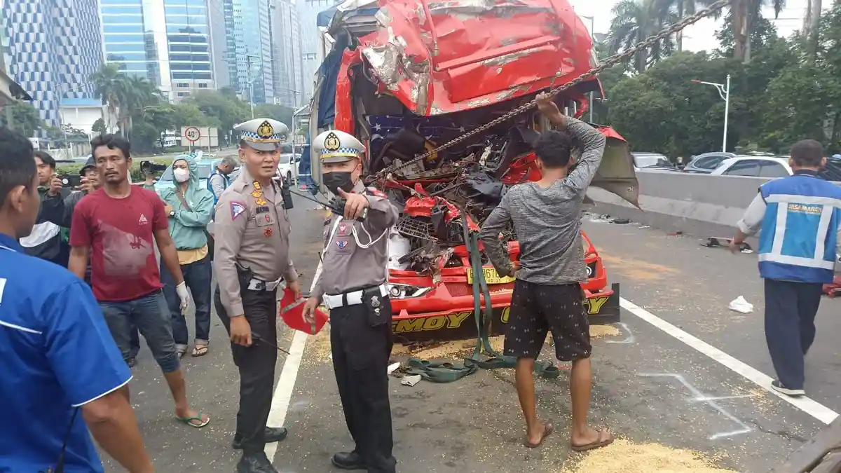 Dua Truk Tronton Terlibat Kecelakaan di Tol Dalam Kota, Satu Orang Tewas