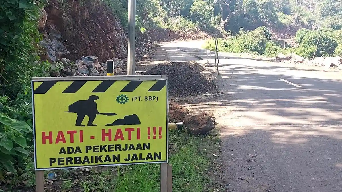 Wajib Hati-Hati Saat Lintasi Jalan Trans di Lewolaga Flores Timur