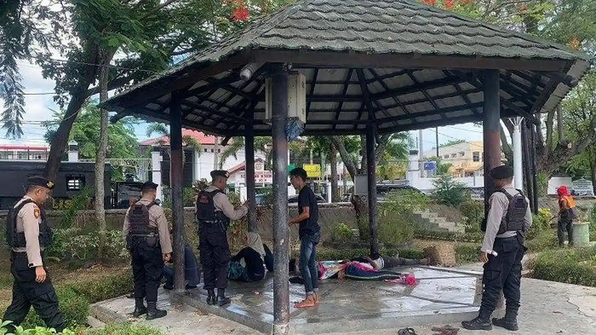Polisi Bubarkan Kelompok Tunawisma saat Tiduran di Taman Krueng Aceh