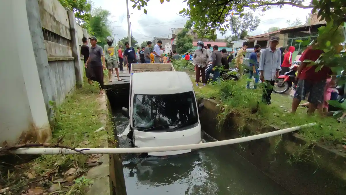 BREAKING NEWS NGERI, Mobil Pikap Tabrak Pemotor Hingga Tewas Lalu Masuk Parit
