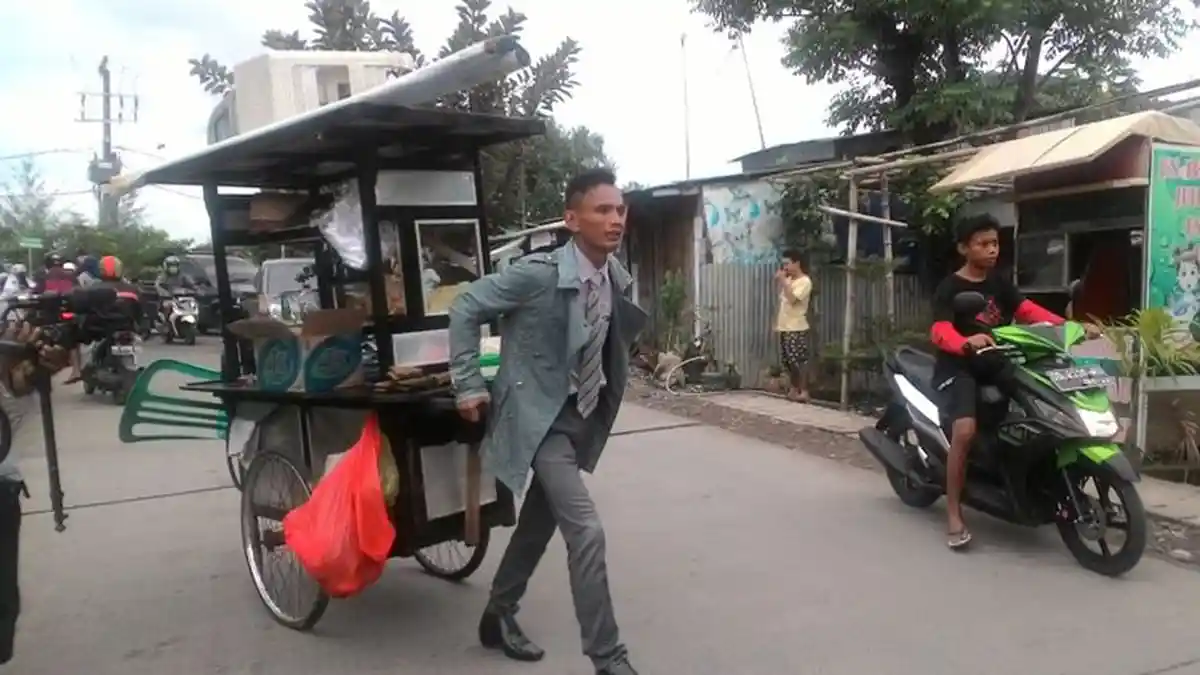 Ramai Diperbincangkan, Ini Dia Mas Rinto Tukang Bakso Berdasi yang Terinspirasi James Bond