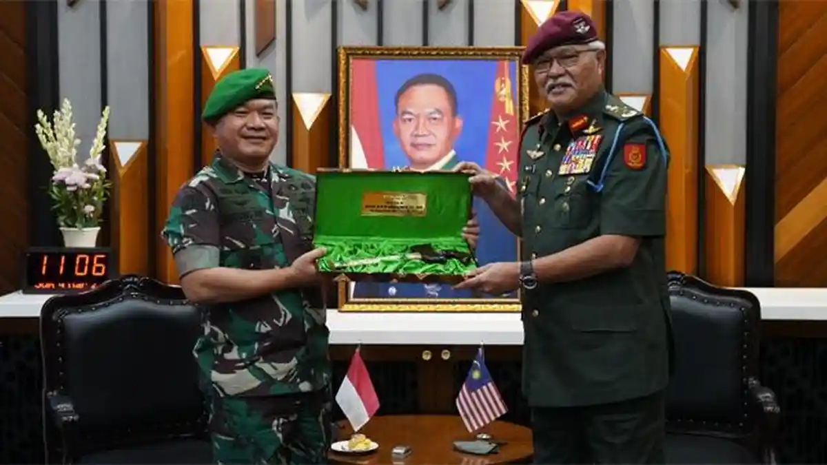 Suguhan Jamu Tradisional dari KSAD Dudung untuk Panglima Tentera Darat Diraja Malaysia