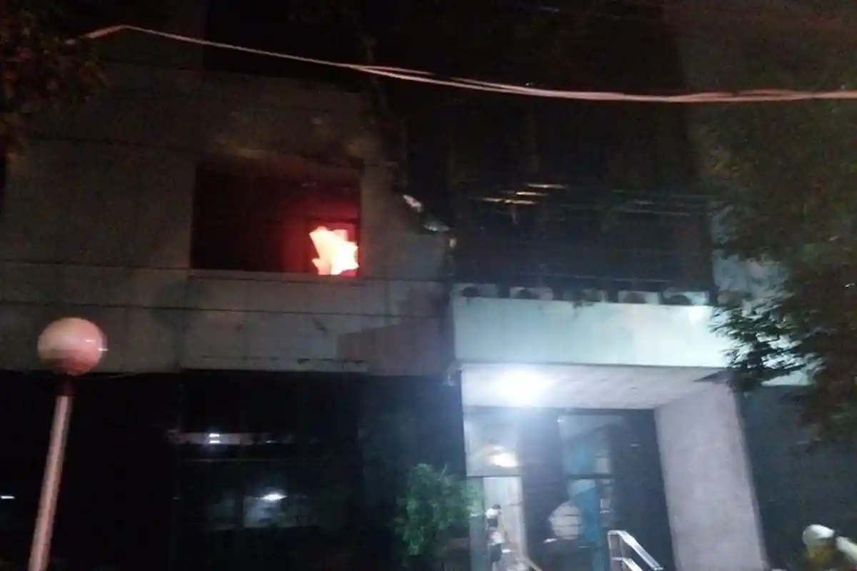 Kebakaran Landa Gedung LBH Jakarta, 5 Unit Damkar Diterjunkan