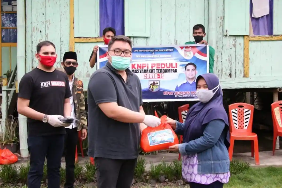 KNPI Minahasa Bersama IWWM Minahasa Berbagi Sembako Kepada Warga Terdampak Covid-19