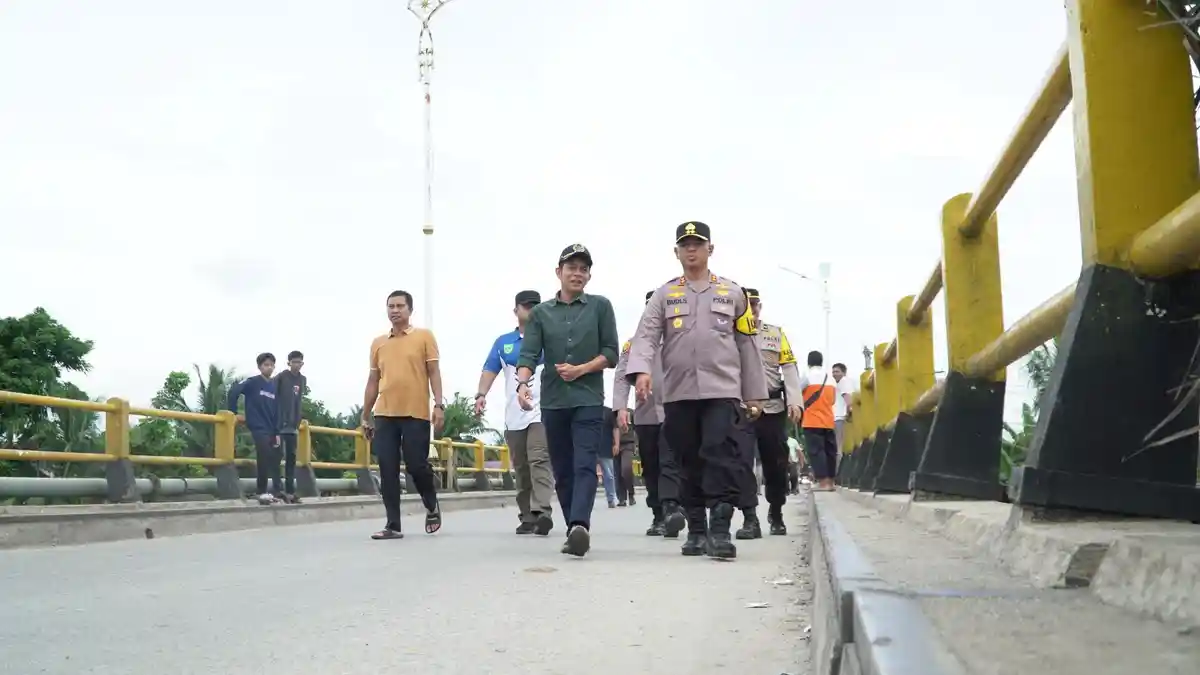 Kapolres Rokan Hulu Tinjau Kerusakan Jembatan Sungai Rokan Akibat ...