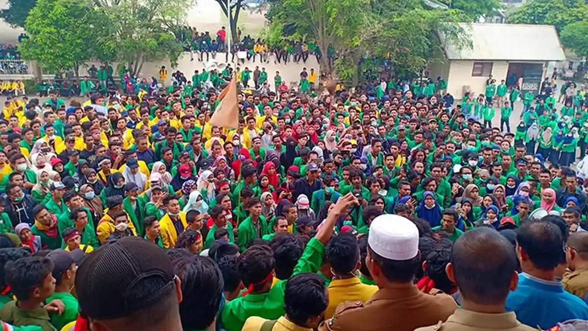 Ketua DPRK Aceh Utara Sementara Teken Petisi Mahasiswa saat Aksi Demo