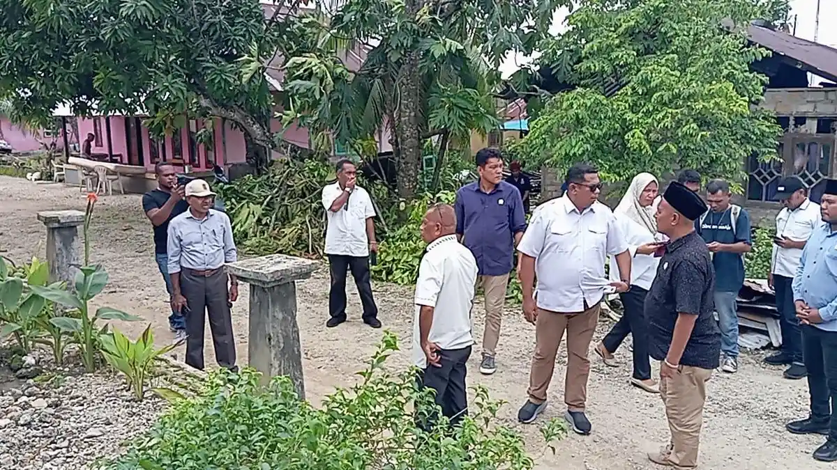 Komisi III DPRD Malra dan OPD Tinjau Warga Terdampak Angin Puting Beliung di Ohoi Debut