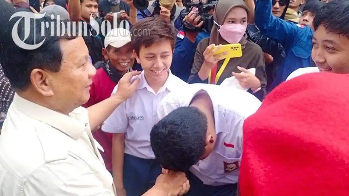 Kunjungi Solo, Prabowo Disambut Gibran dan Yel-yel Selamat Datang dari Warga serta Siswa