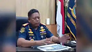 Kepala-Kantor-UPP-Kelas-II-Tual-Abdul-Hamdi-Kapal-mudik-Kota-Tual.jpg