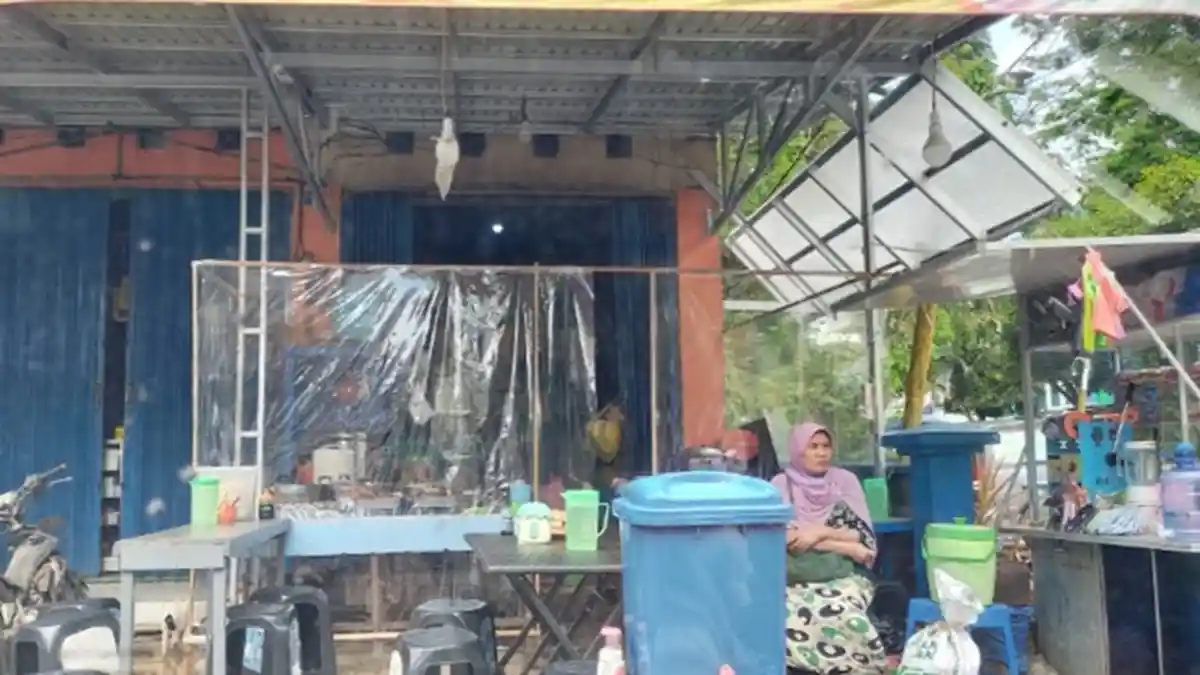 Warung Makan Pinggir Jalan di HSS Kini Taati Protokol Kesehatan, Pasang Pembatas Plastik Mika