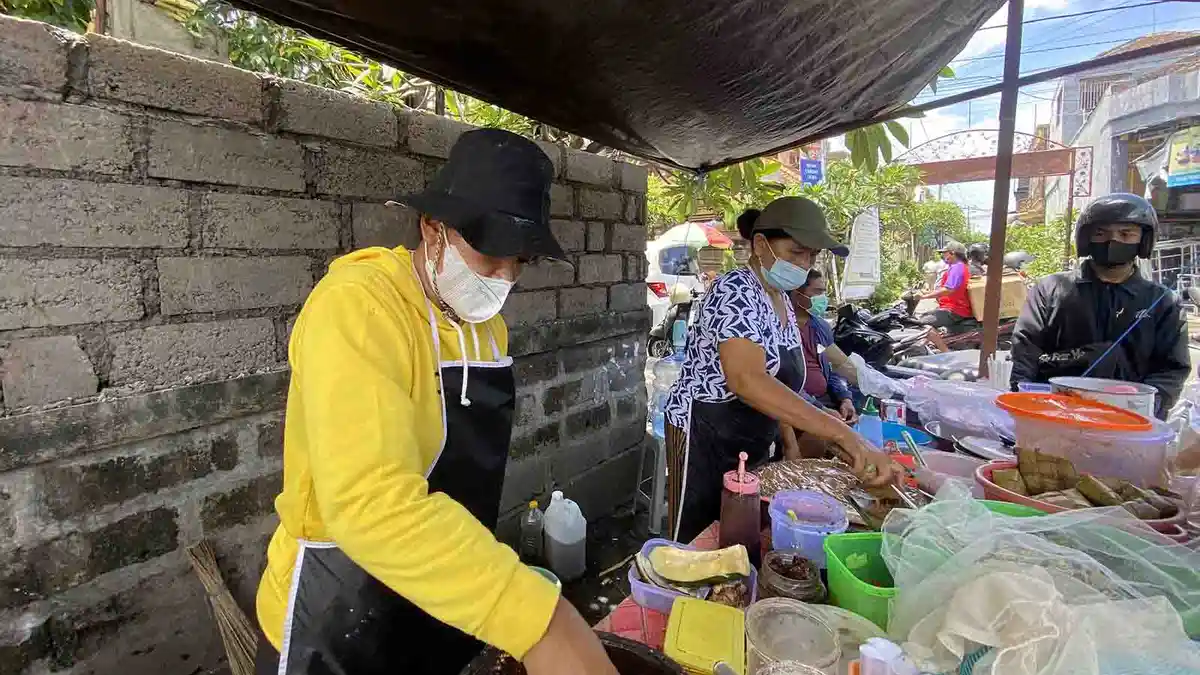 Kuliner Murah di Denpasar, Mulai dari Aneka Tipat, Rujak, dan Es Rp 5 Ribuan di Warung Men Luweng