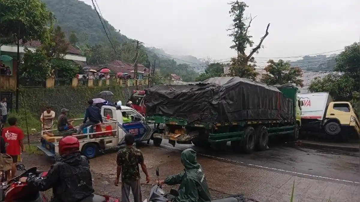 Kronologi Tronton Hantam Truk Boks di Sumedang, Sempat Tabrak Warung