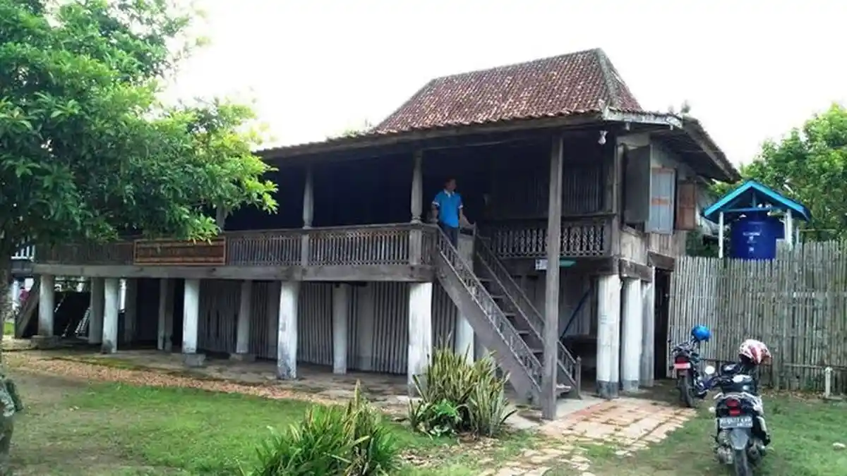 Rumah Limas 100 Tiang Warisan Pangean Ini Dibangun Tahun 1811 Masih Kokoh - rumah-100-tiang1_20161124_222930.jpg
