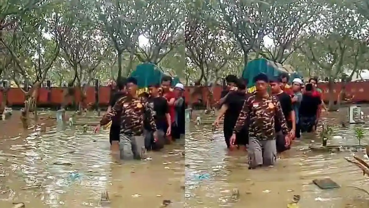 Viral Video Warga Gresik Nekat Kuburkan Jenazah di Pemakaman yang Banjir Selutut