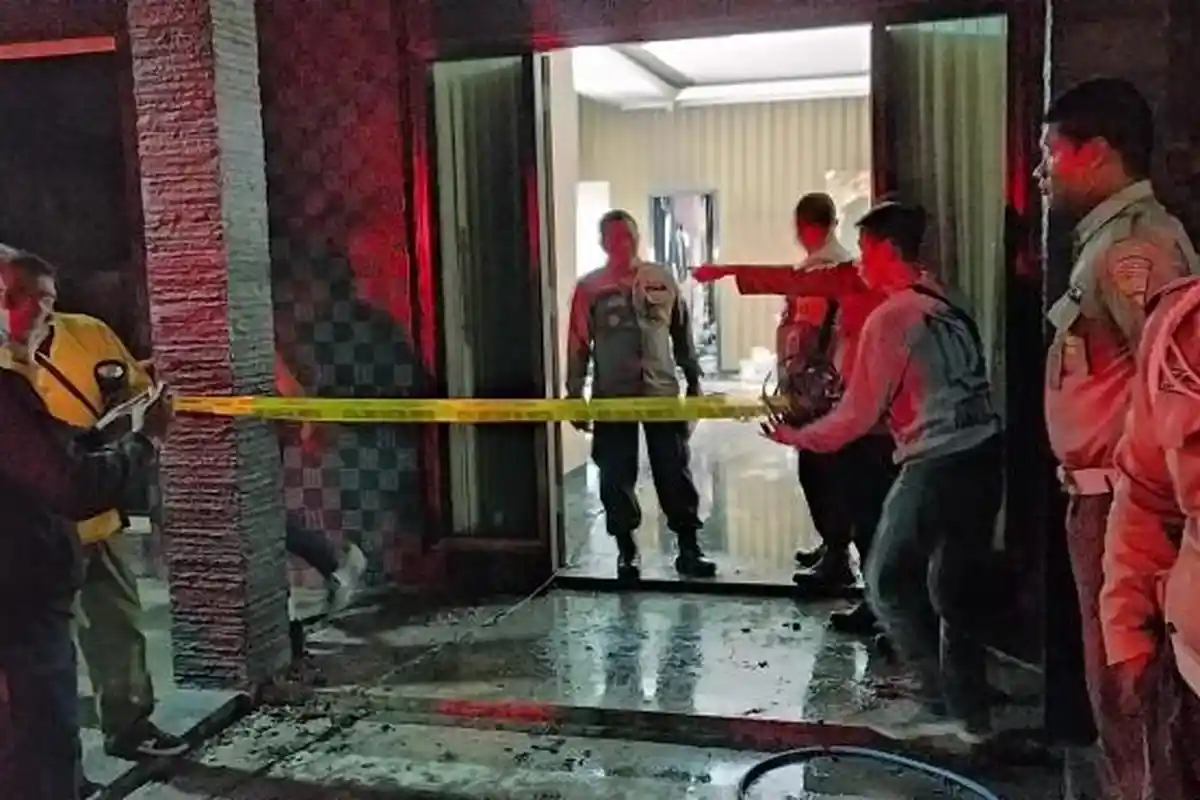 Lansia Tewas dalam Kebakaran Rumah Elit di Surabaya, Tangis Kerabat Pecah