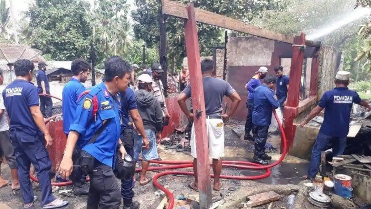 Ditinggal ke Rumah Saudara, Rumah Petani Ludes Terbakar Hanya Tersisa Tiang