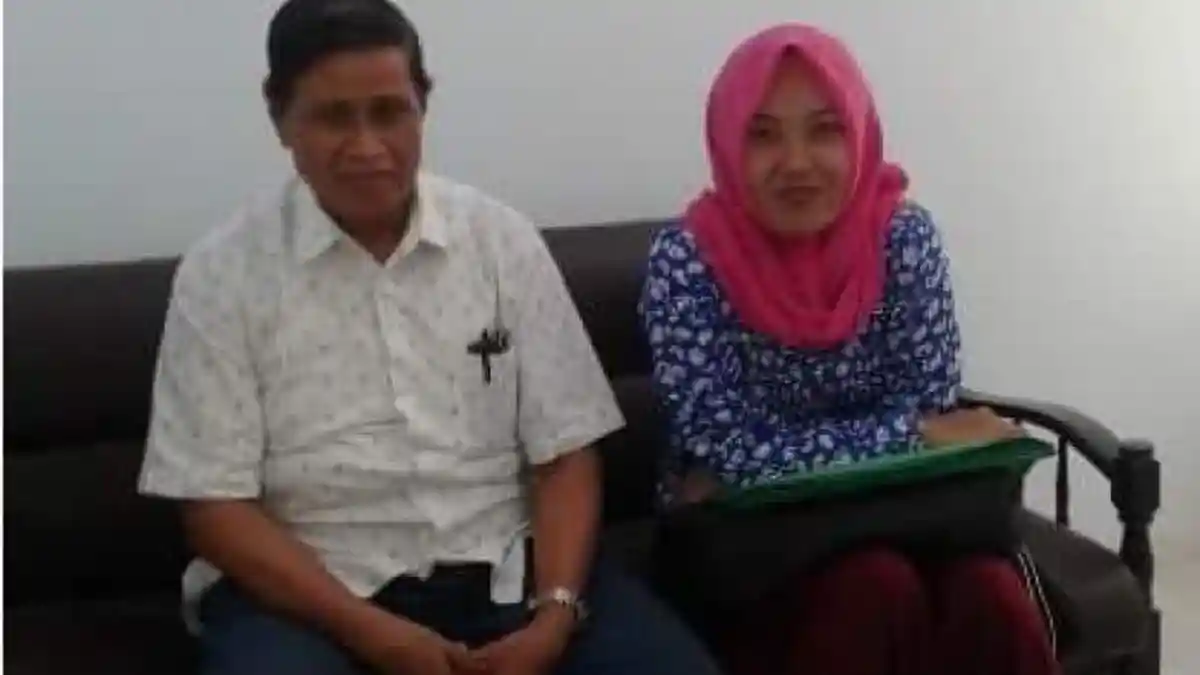 Dosen Berusia 63 Tahun Ini Nikahi Mahasiswi 23 Tahun