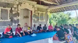 polsek-marga-bersama-prajuru-desa-adat-pinge-dan-masyarakat-setempat-menggelar-rapat-mendadak.jpg