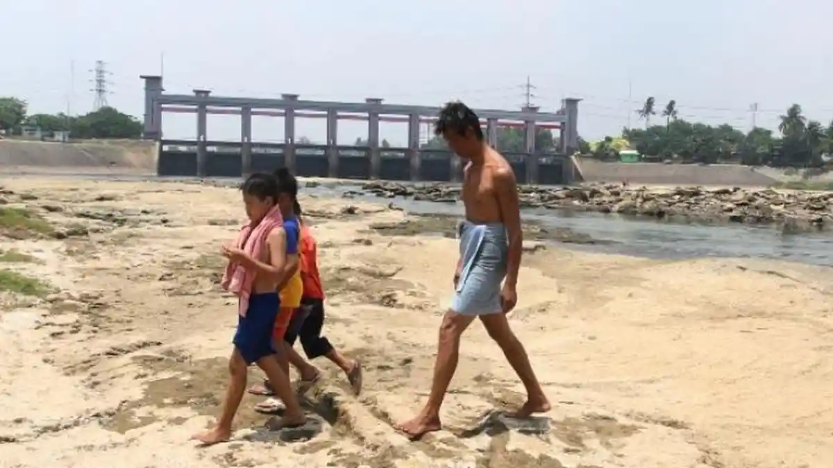 Warga Cibarusah Mulai Minum Air Sungai