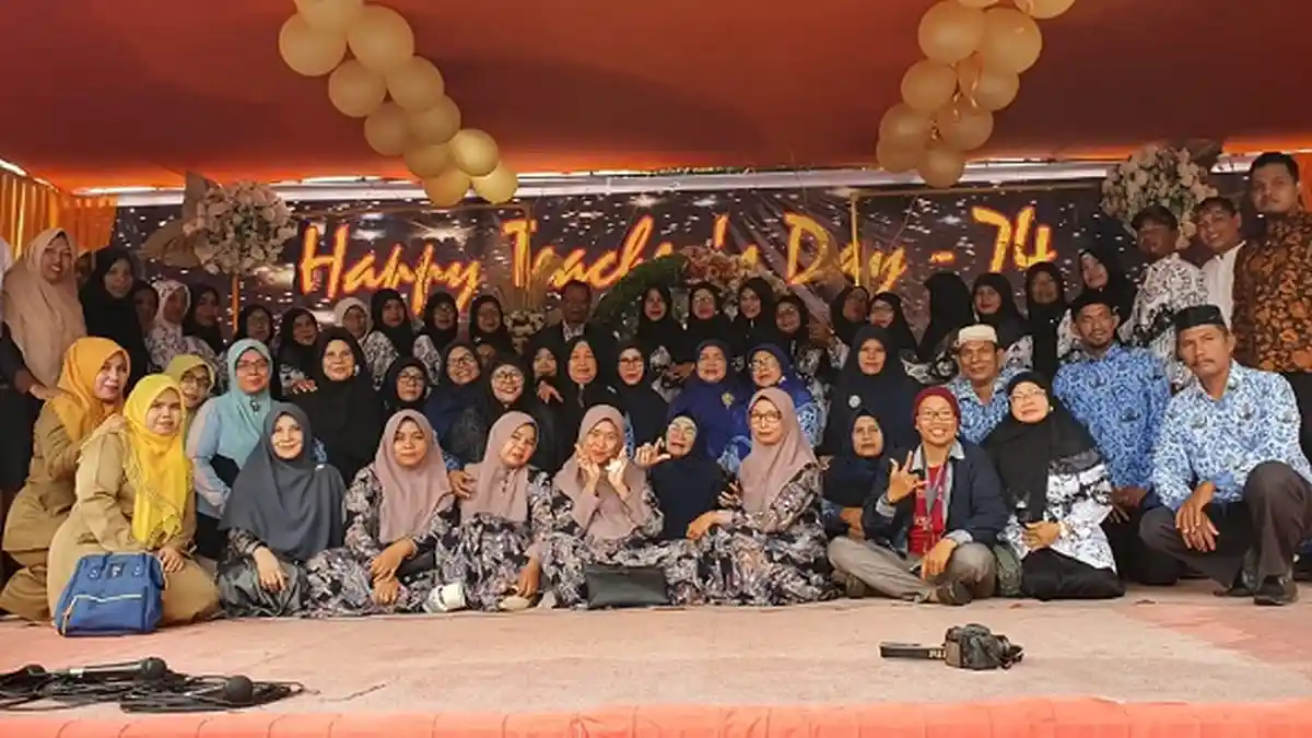Pelajar SMPN 1 Bireuen Berikan Bunga dan Kado untuk Guru, Meriahkan Hari Guru ke-74