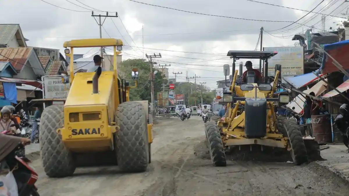Dinas PUPR Aceh Barat Mulai Lakukan Pengaspalan Jalan Pasar Bina Usaha Meulaboh