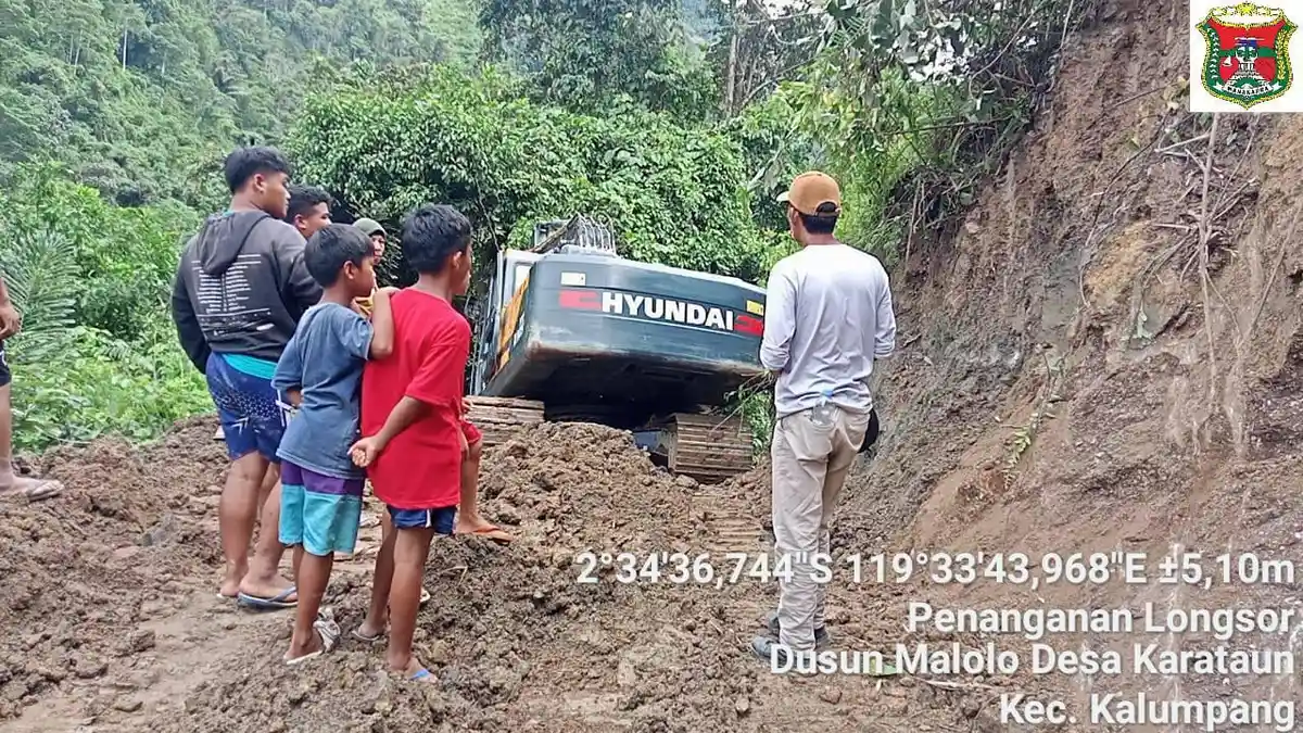 Material Longsor Disingkirkan, Jalan Penghubung 4 Desa di Kalumpang Mamuju Sudah Terbuka