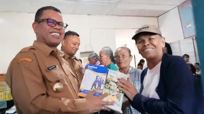 Bupati-Toba-Poltak-Sitorus-bagi-bagi-makanan-bagi-masyarakat-Toba-Selasa-272024.jpg