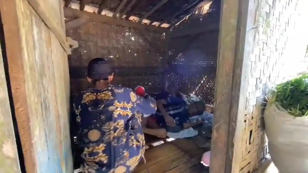 Kisah Saminah di Lebak: Tinggal di Gubuk 2x2 Meter, Rawat Suami Strok 15 Tahun, Bansos Diblokir