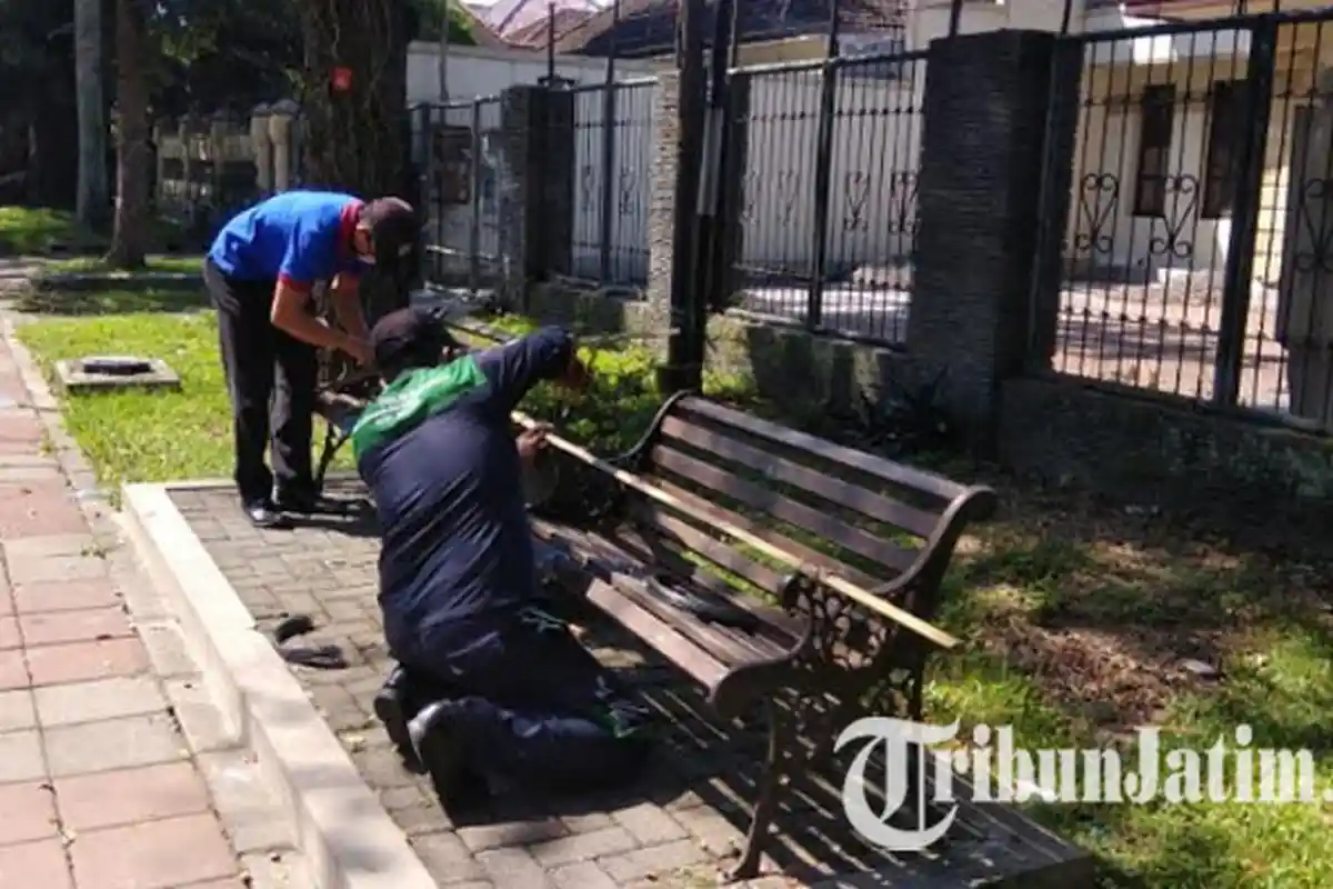 Warga Bandel Bongkar Bambu Palang Physical Distancing, DLH Kota Malang Tutup Ulang Bangku Jalan Ijen