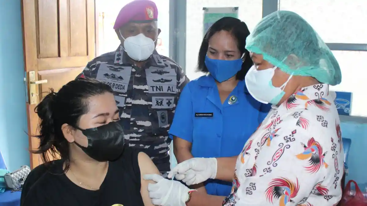 Warga Pesisir Biak Ikuti Vaksinasi Gratis dari TNI Angkatan Laut