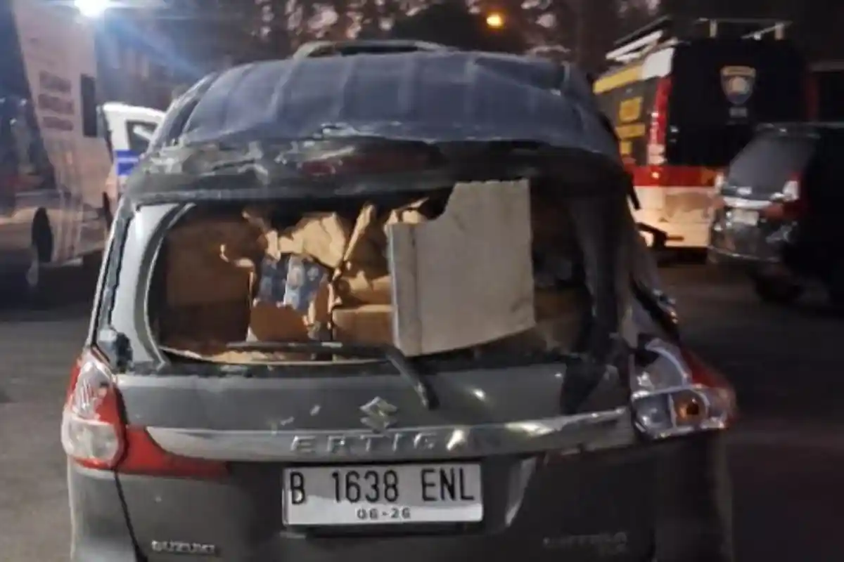 Dua Mobil PJR Kejar Ertiga Bawa Rokok Ilegal di Bangkalan, Berakhir Setelah Hantam Pagar dan Teras