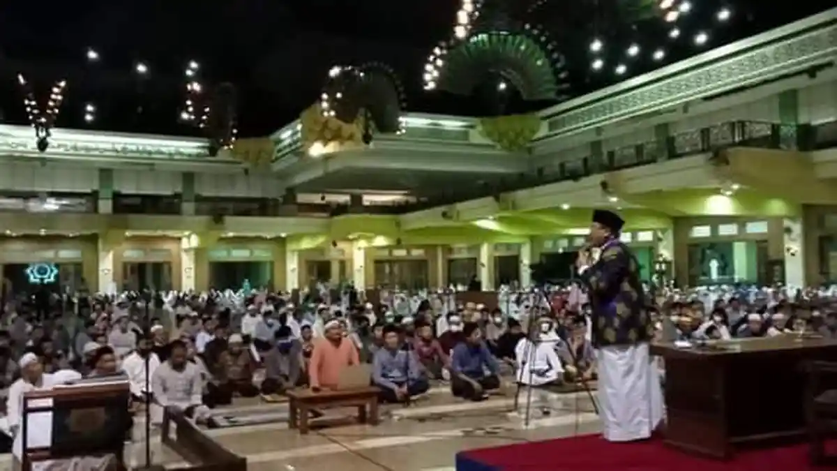 Masjid Raya JIC Rapatkan Saf Salat Sesuai Aturan MUI