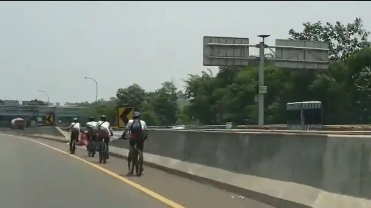 VIRAL Video Rombongan Pesepeda Masuk Jalan Tol, Bahkan Ada yang Melawan Arah