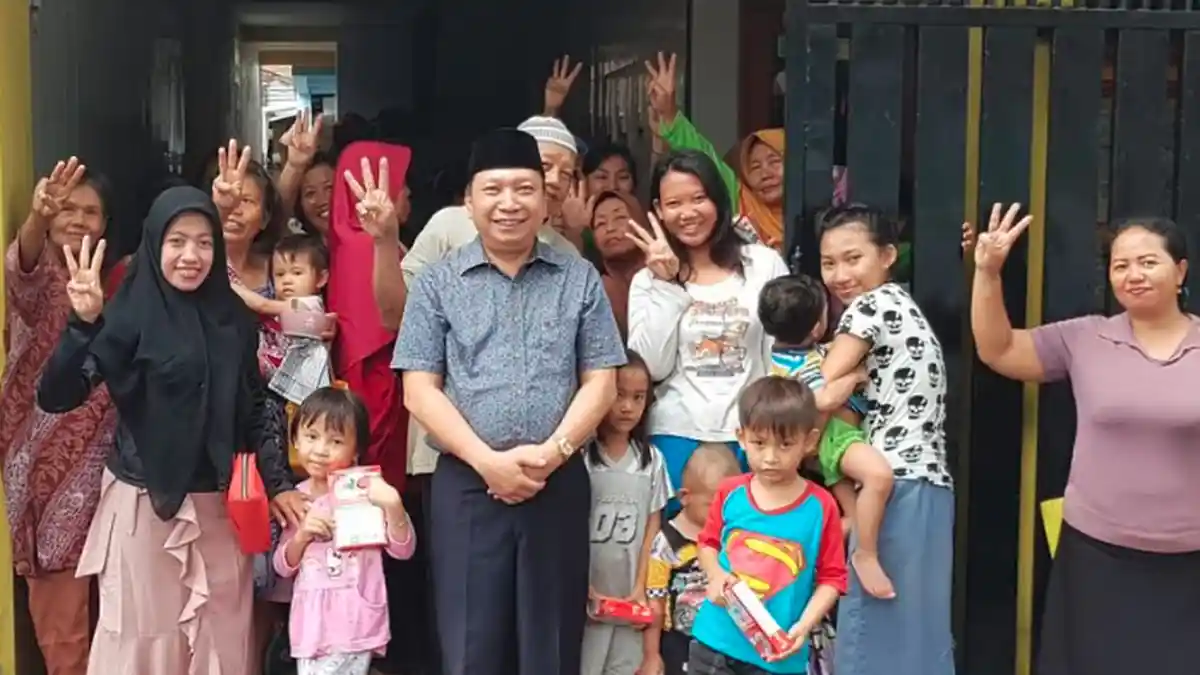 Peringati Hari Gizi dan Makanan, Fandi Utomo Bagi-bagi Susu ke Anak-anak Surabaya