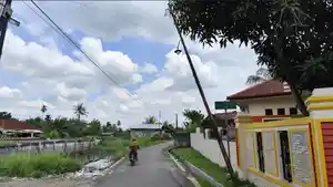 Kondisi-tiang-telepon-yang-miring-alias-nyaris-tumbang-di-Jalan-Kenanga.jpg