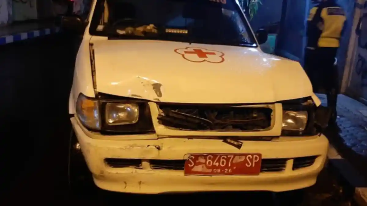 Mobil Ambulans PMI Kota Mojokerto Terlibat Kecelakaan di Persimpangan Jalan Kartini